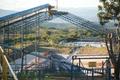 Para dar cumplimiento a normas medioambientales, la pulpa es trasladada en una banda sin fin a una loza de cemento con una profundidad de 20 cm para evitar filtraciones de agua hacia la tierra. Además se realiza un tratamiento de aguas residuales.