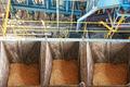 Existen dos tipos de lavado. Mecánico: el café pasa por maquinas desmucilaginadoras en las cuales por medio de fricción se remueve el mucílago. Natural: a través de un proceso de fermentación, el café se deja en pilas de 8 a 12 horas.